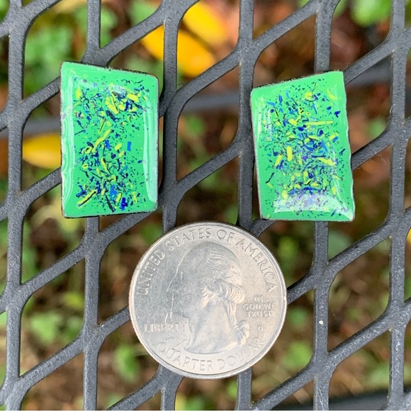 🤩3/$20 Vintage Green Abstract Enamel Earrings Screw Back Modernist Splatter VTG - Picture 2 of 9